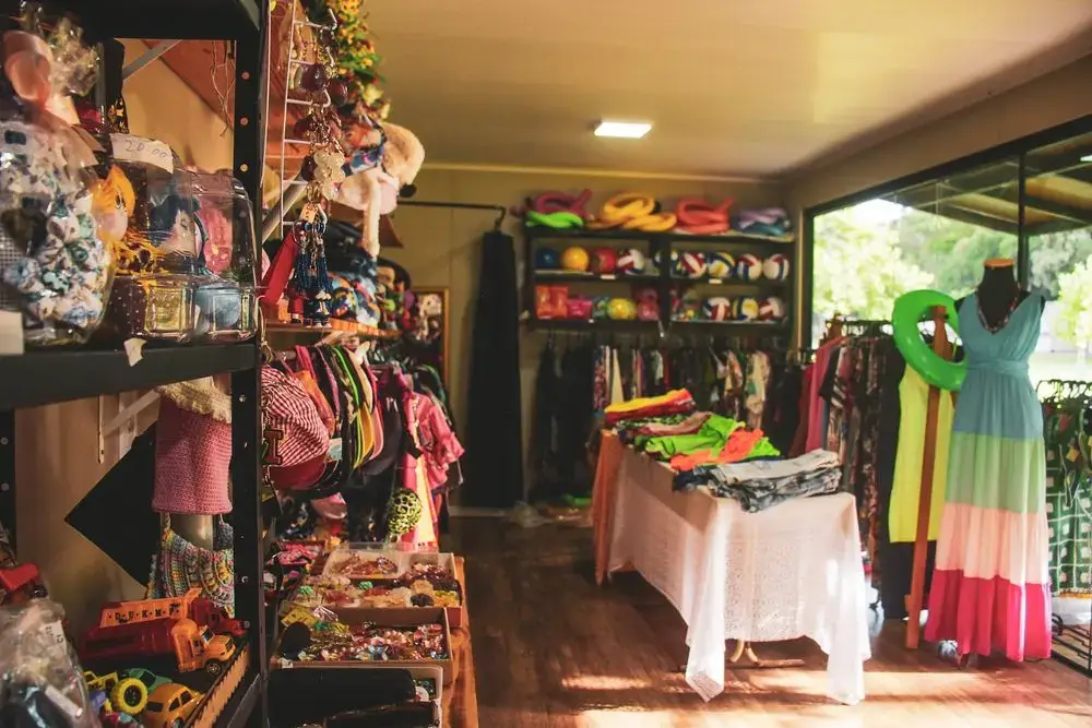 Interior da loja, com roupas de banho, brinquedos e artigos de piscina